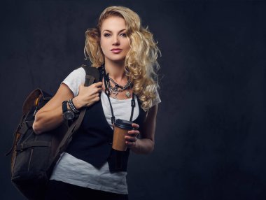 Sarışın kadın backpacker