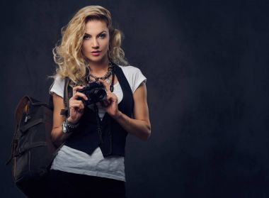 Sarışın kadın backpacker