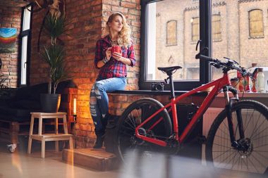 Sarışın kadın sıcak kahve içer 