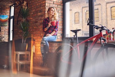 Sarışın kadın bir kot pantolon giymiş