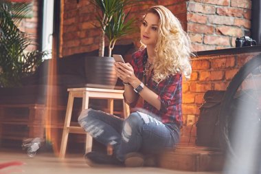 Bir kırmızı Polar gömlek giymiş erkek