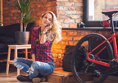 Bir kırmızı Polar gömlek giymiş erkek