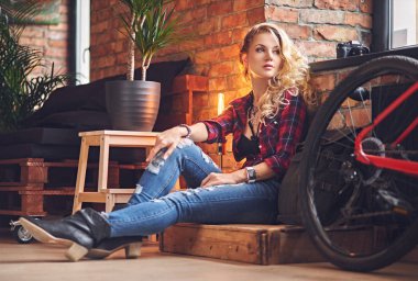 Bir kırmızı Polar gömlek giymiş erkek