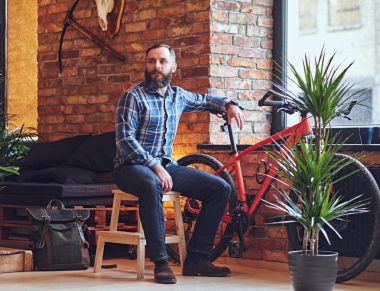 Sakallı hippi erkek üzerinde ahşap sandalye