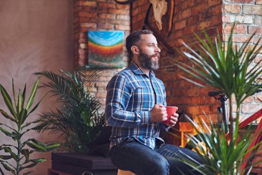 Sakallı erkek Polar gömlek giymiş