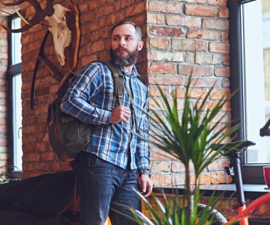 Sakallı hippi backpacker portresi