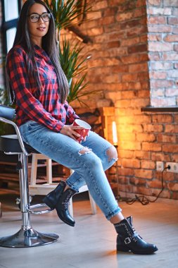 Polar tişört ve kot pantolon giymiş erkek