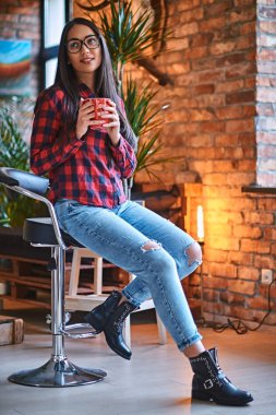 Esmer hipster içecekler kahve