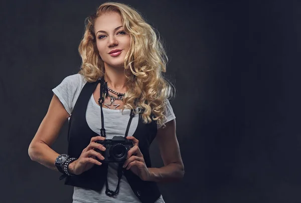 Blonde žena fotograf fotografování — Stock fotografie