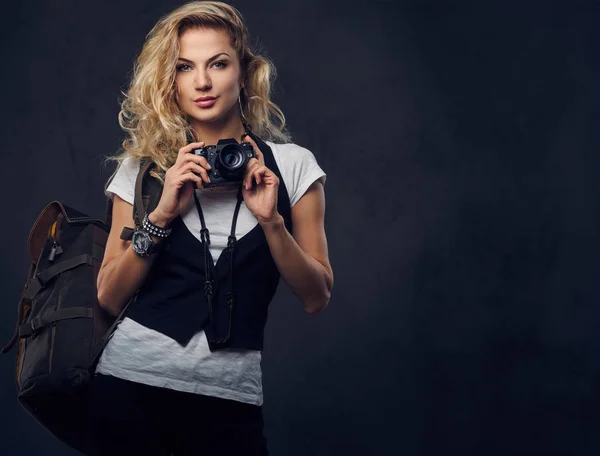 Blonde vrouw backpacker — Stockfoto