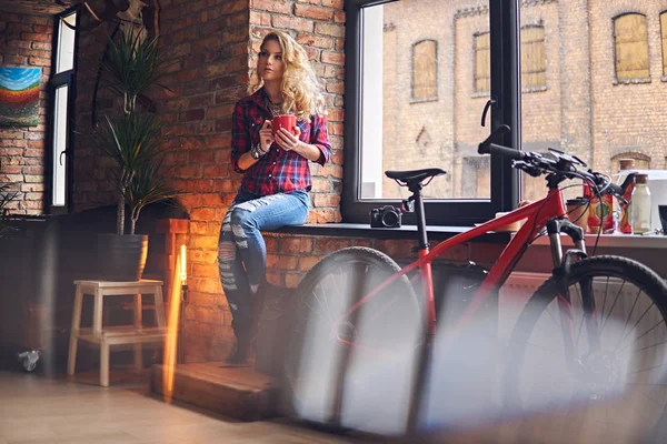 Sarışın kadın bir kot pantolon giymiş