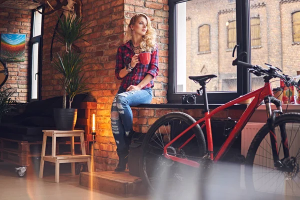 Blonde žena oblečená v džíny — Stock fotografie