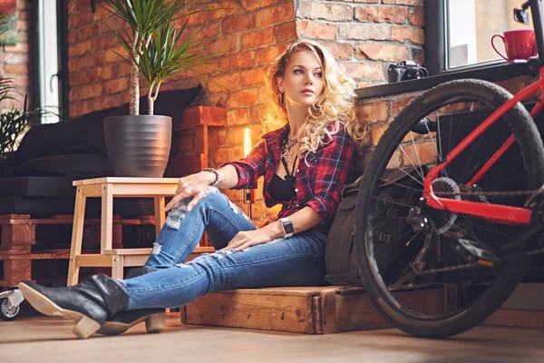 Bir kırmızı Polar gömlek giymiş erkek