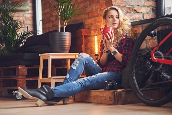 Blonde žena oblečená v džíny — Stock fotografie