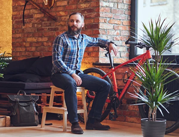 Sakallı hippi erkek üzerinde ahşap sandalye