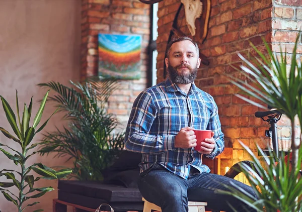 Sakallı erkek Polar gömlek giymiş