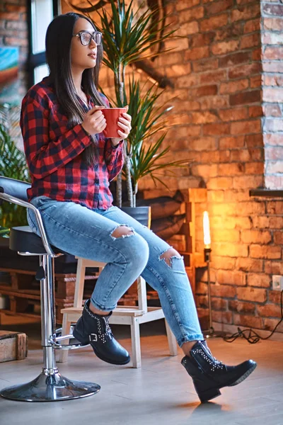 Женщина, одетая в флисовую рубашку и джинсы — стоковое фото