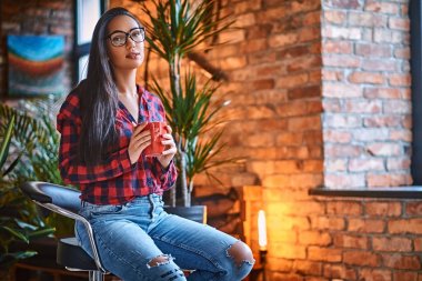 Kadın içecekler kahve