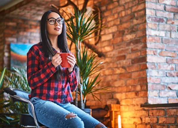 Esmer hipster içecekler kahve