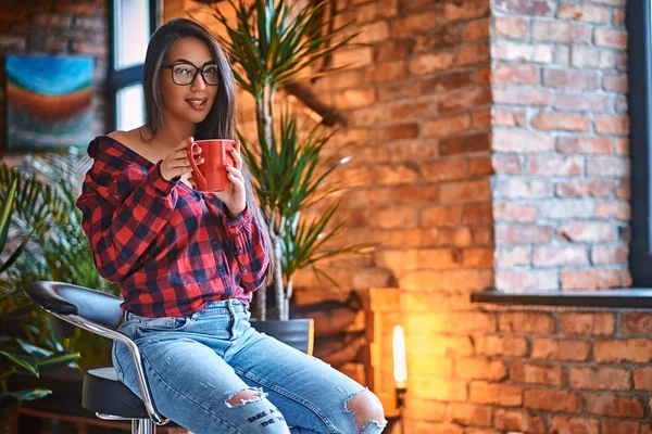 Brunetka bokovky pije kávu — Stock fotografie