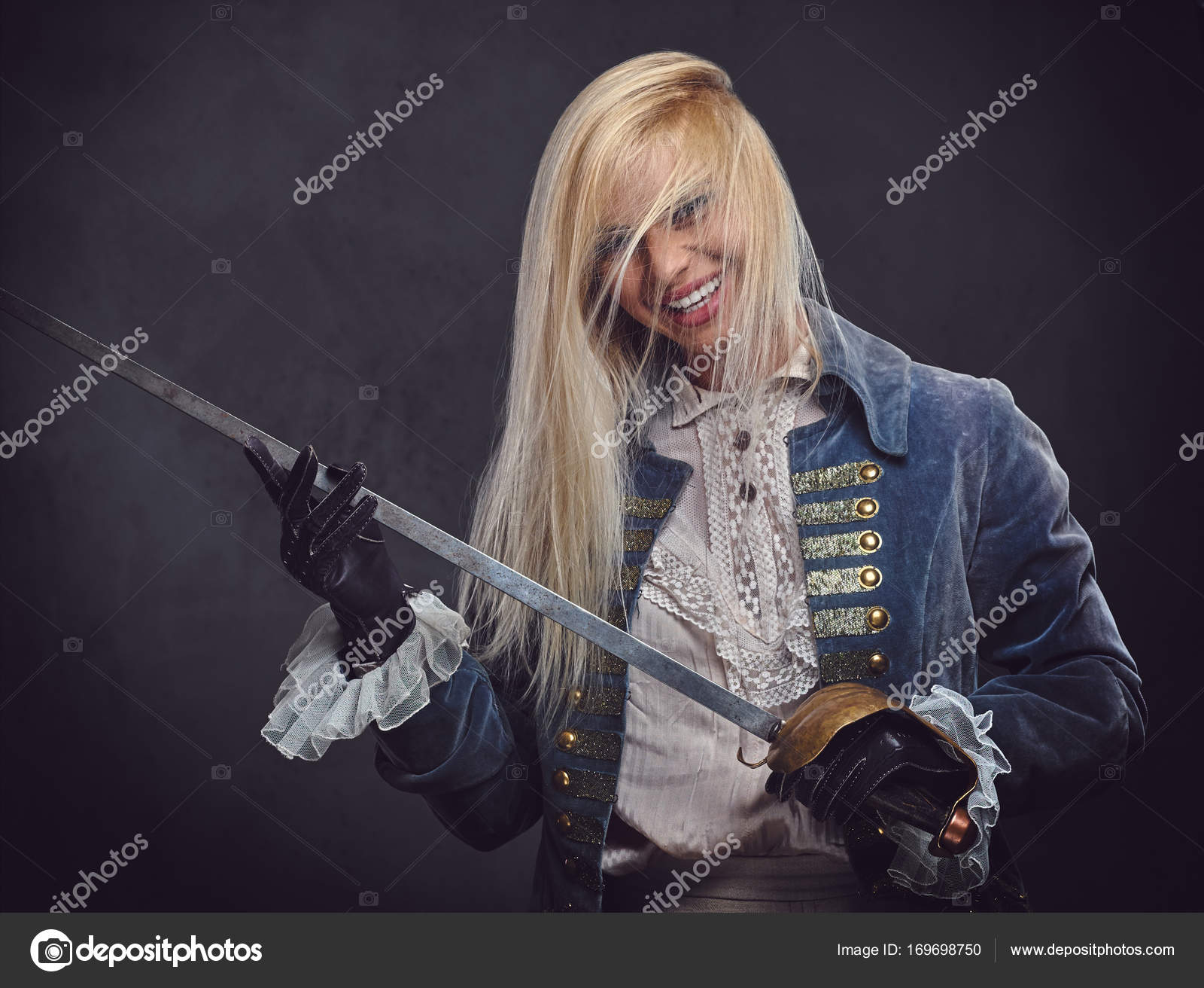 Femme en vêtements médiévaux tient épée — Photo de stock par ©fxquadro -  169698750, image size:1600x1312