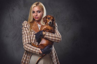 Eski moda ceket giymiş erkek