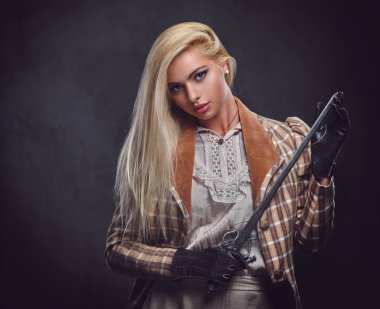 Sarışın kadın gümüş kılıç tutan.