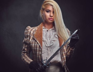 Erkek Gümüş kılıç tutan.