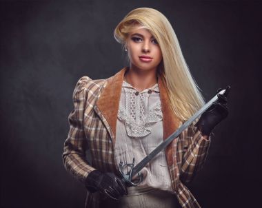 Erkek Gümüş kılıç tutan.