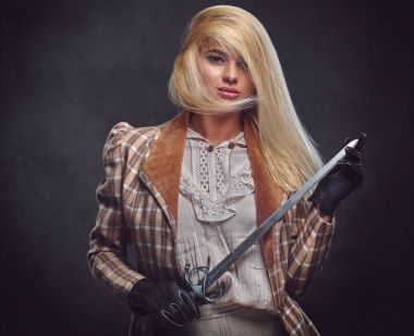 Erkek Gümüş kılıç tutan.