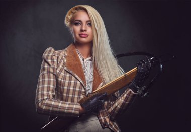 Moda erkek bir yaylı tüfek tutar