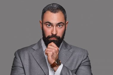 Bir takım elbise giymiş adam.