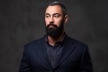 Ciddi, sakallı bir erkek portresi stüdyo 