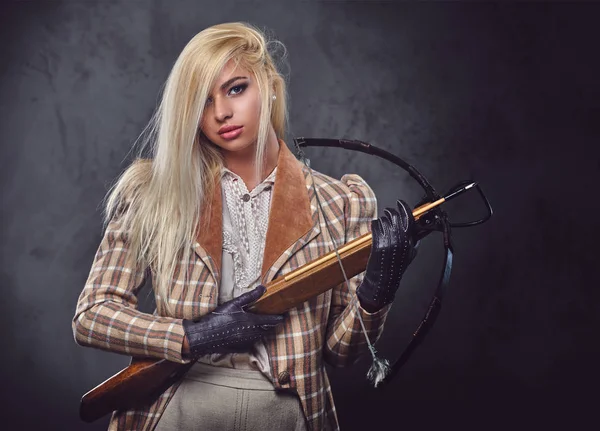 Fashioned female holds a crossbow — Stock Photo, Image