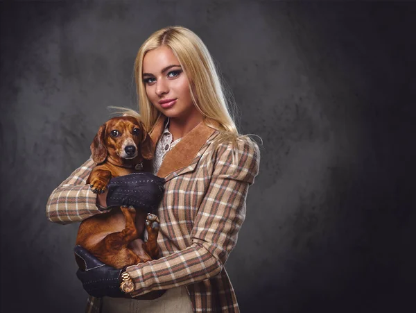 Kobieta blonde posiada borsuka pies — Zdjęcie stockowe