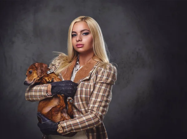 Eski moda ceket giymiş erkek