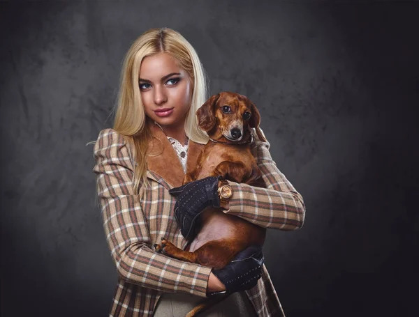 Eski moda ceket giymiş erkek