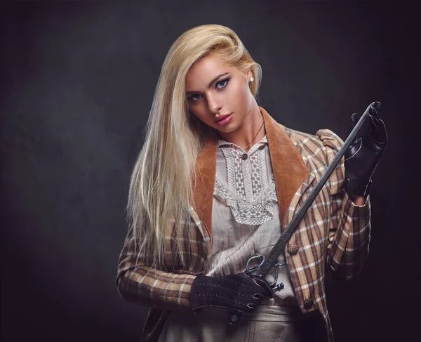 Sarışın kadın gümüş kılıç tutan.