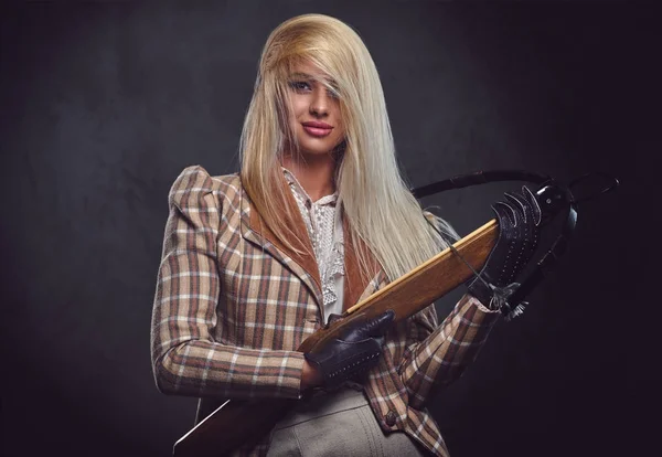 Fashioned female holds a crossbow — Stock Photo, Image