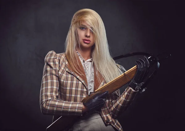 Fashioned female holds a crossbow — Stock Photo, Image