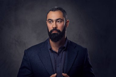 Bir takım elbise giymiş ciddi erkek.