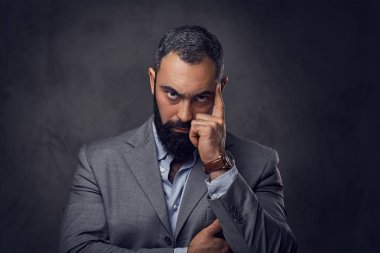 Bir takım elbise giymiş ciddi erkek.