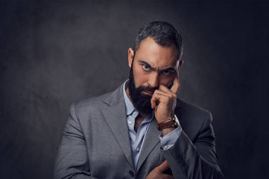 Bir takım elbise giymiş ciddi erkek.