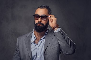 Adam bir takım elbise ve güneş gözlüğü giymiş 