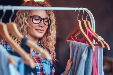 Kapatmak yukarıya-in erkek giyim seçer 