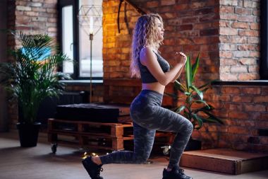 Bir odada yapıyor erkek ağız kavgası