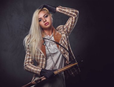 Moda erkek bir yaylı tüfek tutar