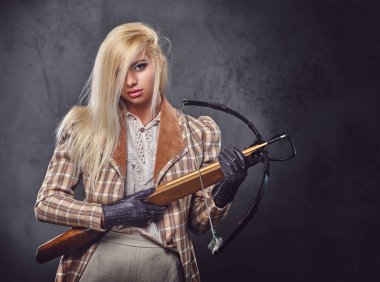 Moda erkek bir yaylı tüfek tutar