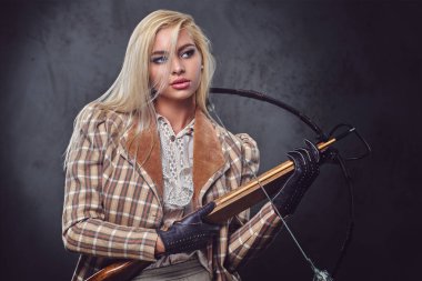 Moda erkek bir yaylı tüfek tutar