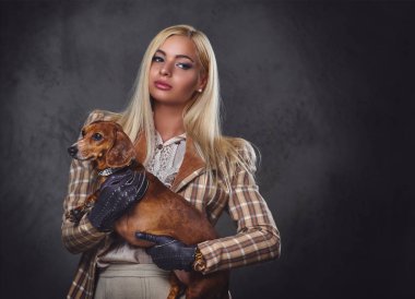 Eski moda ceket giymiş erkek 